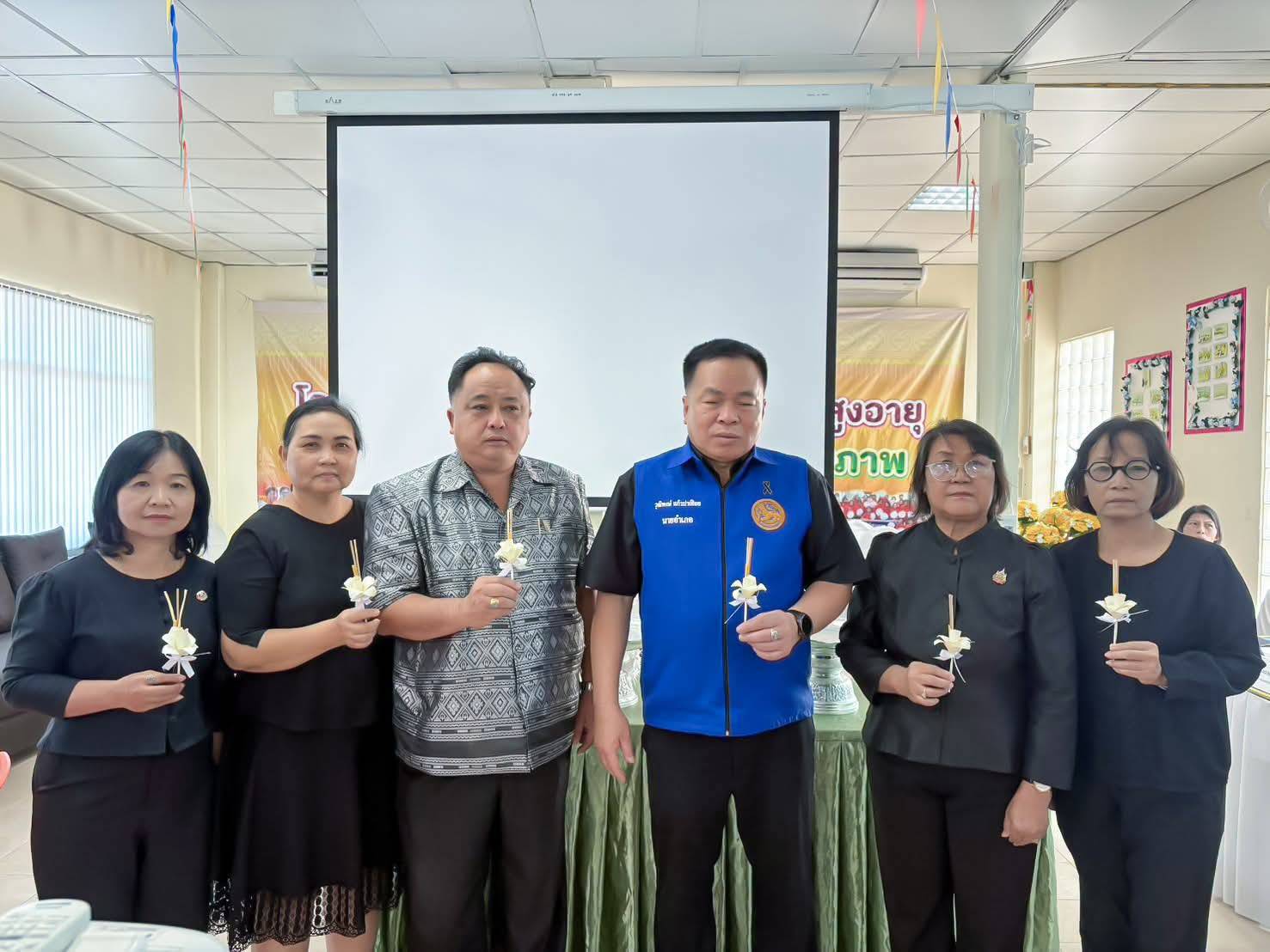 เข้าร่วมโครงการประดิษฐ์ดอกไม้จันทน์ กิจกรรม Kick Off การประดิษฐ์ดอกไม้จันทน์ระดับตำบล ตำบลล้อมแรด