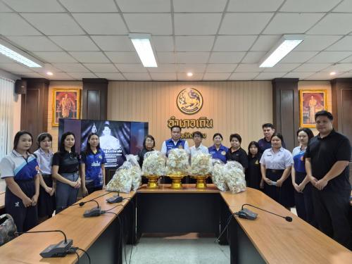 ร่วมรับมอบดอกไม้จันทน์จากส่วนราชการ องค์กรปกครองส่วนท้องถิ่น กลุ่มองค์กรสตรี ร่วมแสดงพลังแห่งความจงรักภักดีและสำนึกในพระมหากรุณาธิคุณ